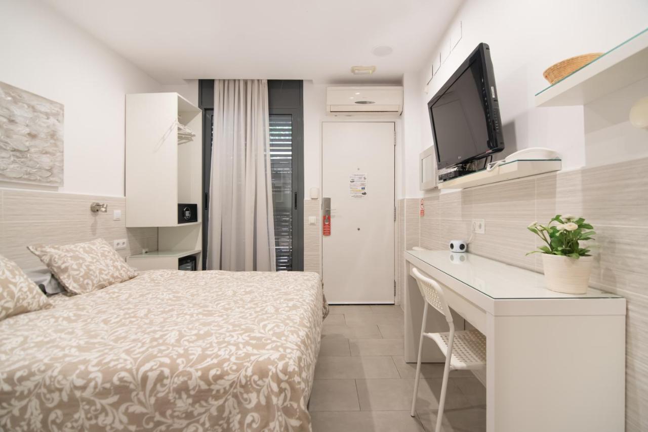 Double Room with Private Bathroom and Courtyard View